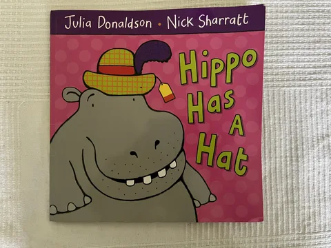 Hippo Has a Hat – Bilderbuch (englisch)