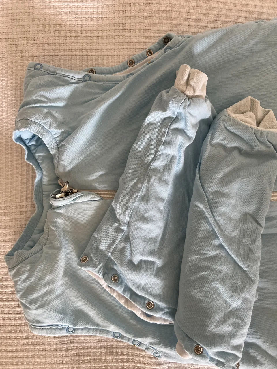 Schlummersack 2,5 TOG – 90 cm – hellblau – mit Füßen – Bild 2