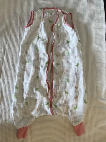 Schlummersack 0,5 TOG – 90 cm – rosa Akzente – mit Füßen
