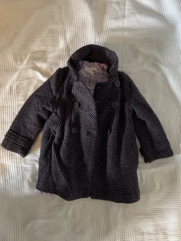 H&M Mantel Gr. 98 – dunkellila gepunktet
