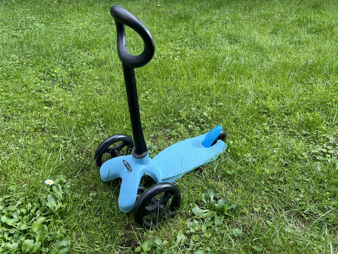 Micro Mini Kinderroller mit O-Griff – hellblau (max. 20 kg) – Bild 1