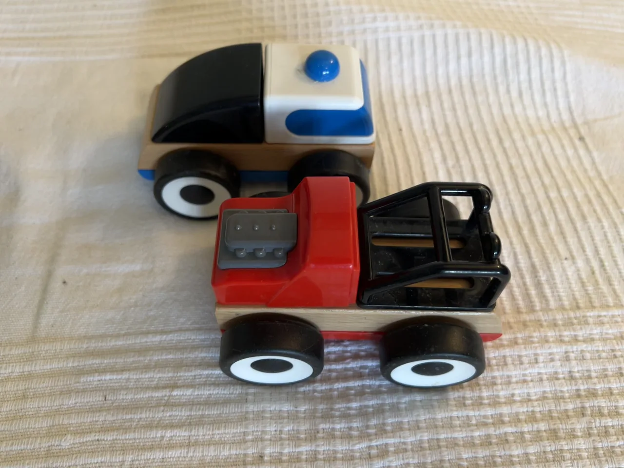 Holzauto-Set – 2 Fahrzeuge – Bild 1