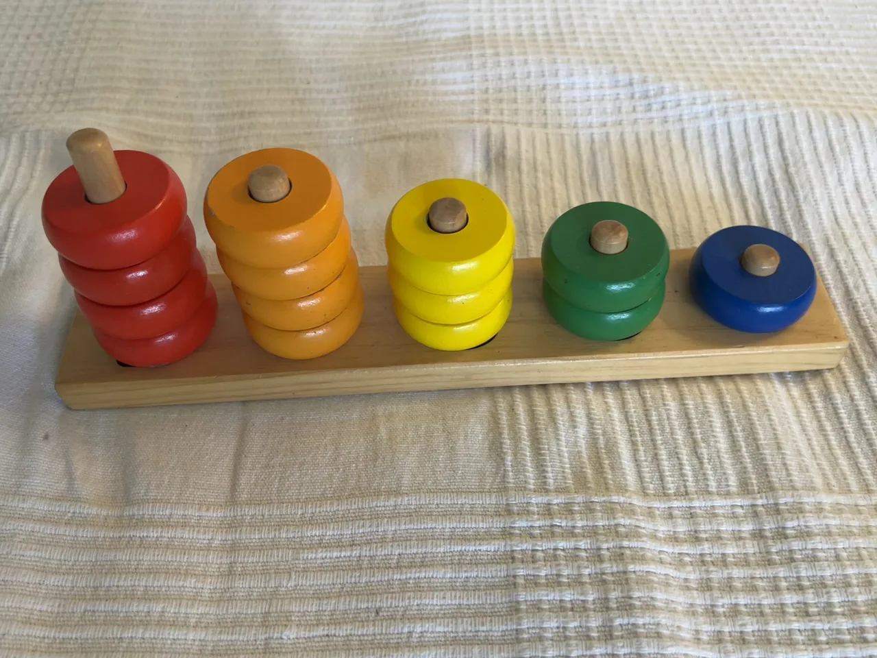 Holz-Stapelspiel mit Ringen (Montessori) – Bild 1