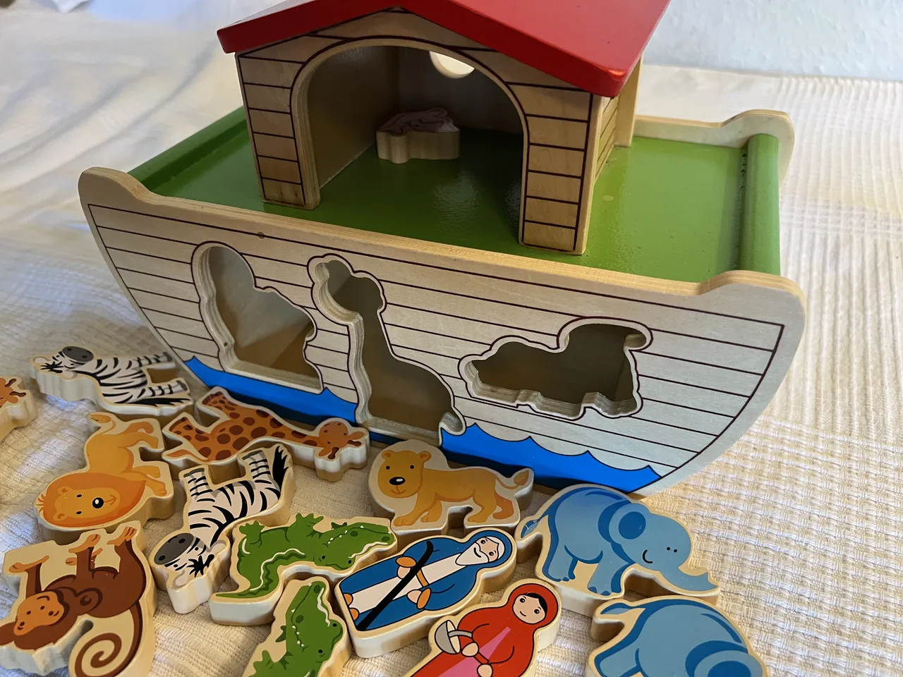Holzspielzeug Arche Noah mit Figuren – Bild 2