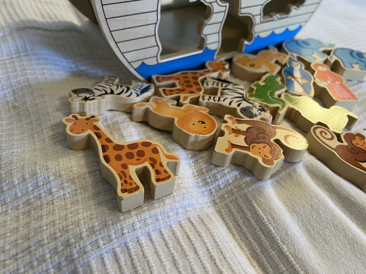 Holzspielzeug Arche Noah mit Figuren – Bild 3