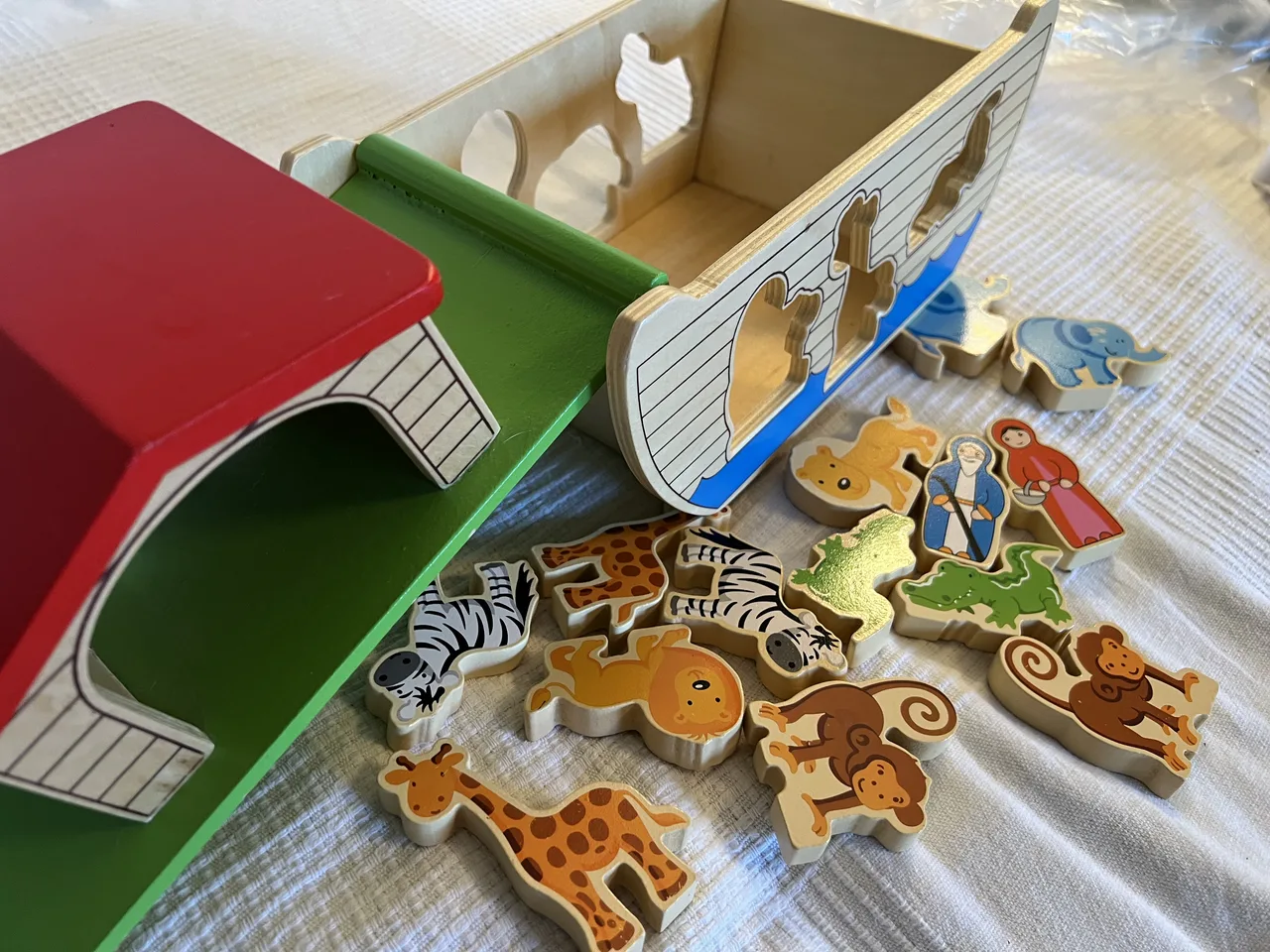 Holzspielzeug Arche Noah mit Figuren – Bild 4